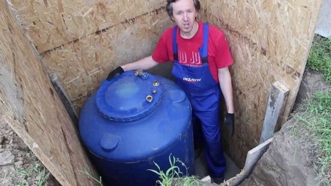 Установка бака в кессон из водонепроницаемых плит
