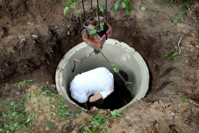 Установка колец в приямок для слива очищенной воды